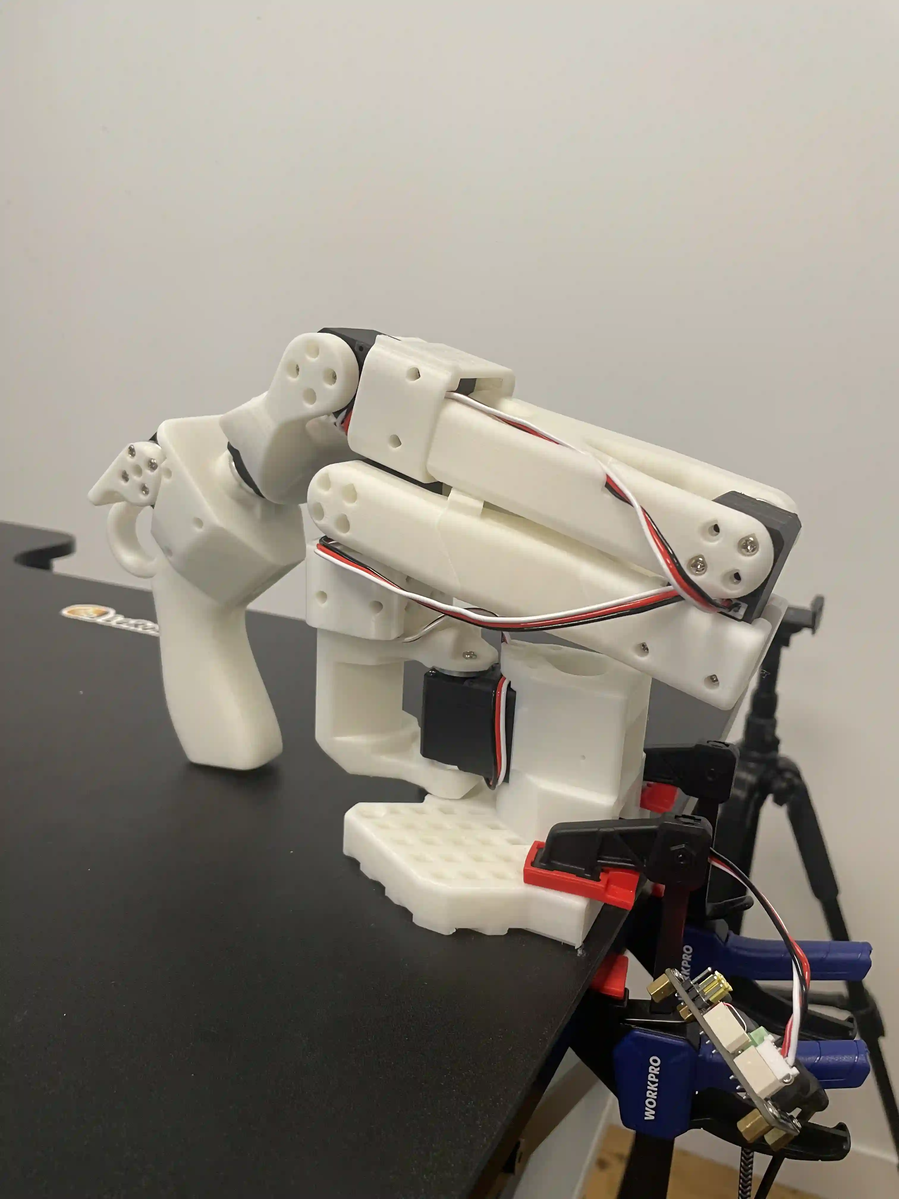 SO-100 leader arm rest position