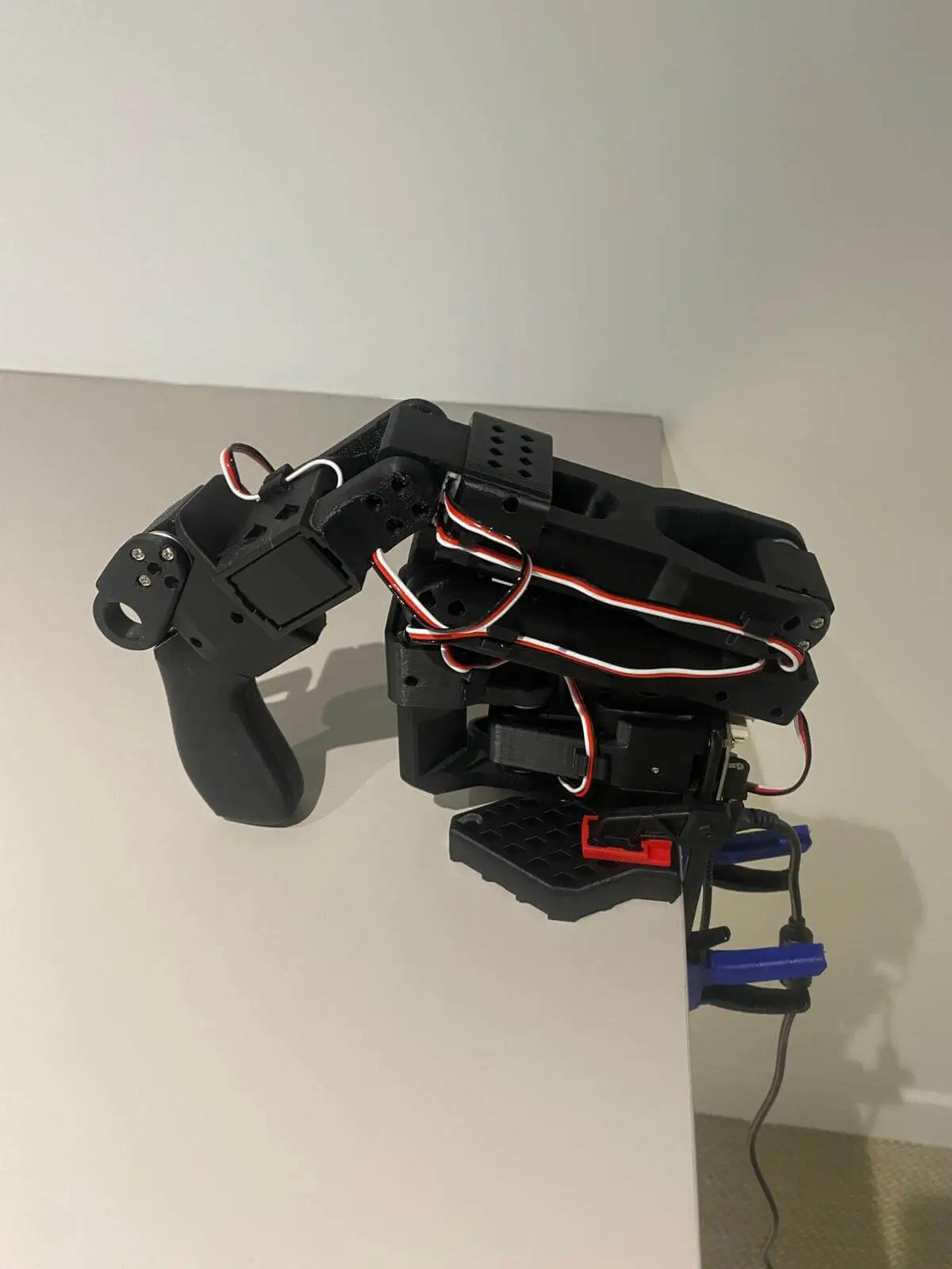 SO-100 leader arm rest position